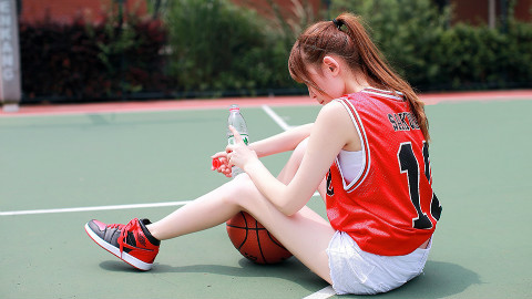 台湾的民间篮球少女(感觉可以完爆我)
